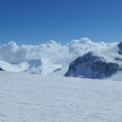 Allalinin yläasemalta, hienosti näkyy pilvet viereisestä laaksosta