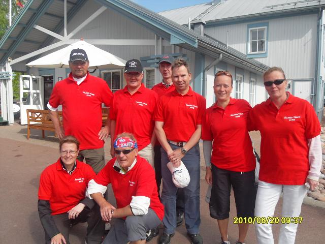 SDC11019.JPG - Ryhmäkuva Ahvenanmaan mestareista, Köde, Anssi, Jyrki, Napo, Riikka, Marika, Mari ja Pölli