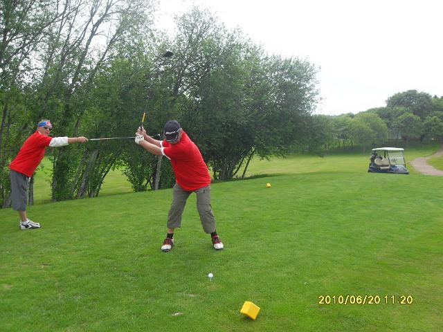 SDC11021.JPG - Tuohonsuuntaan sen pallon pitäisi lähteä