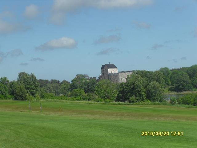 SDC11029.JPG - Linna näkyi mukavasti kentän taustalla