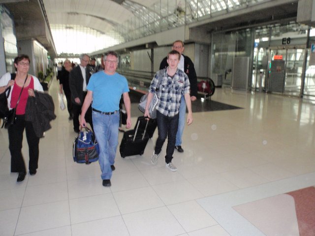 PB120085.JPG - matkalaukkuja menossa noutamaan