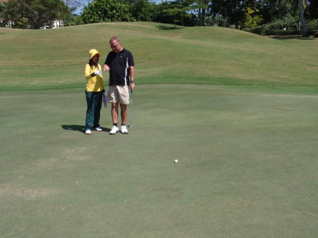 PB140122.JPG - Usko jo vähän vasemmalle ja alamäkeen, caddiet neuvoivat hyvin linjauksia puteissa