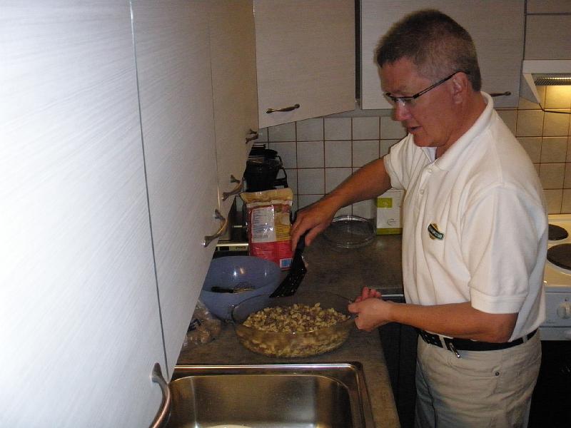 P6120071.JPG - Seuraavan päivän eväät valmistumassa