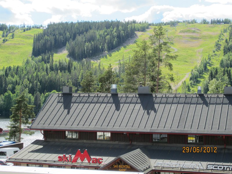 IMG_0234.jpg - Kesäinen maisema rinteisiin hotellin huoneesta