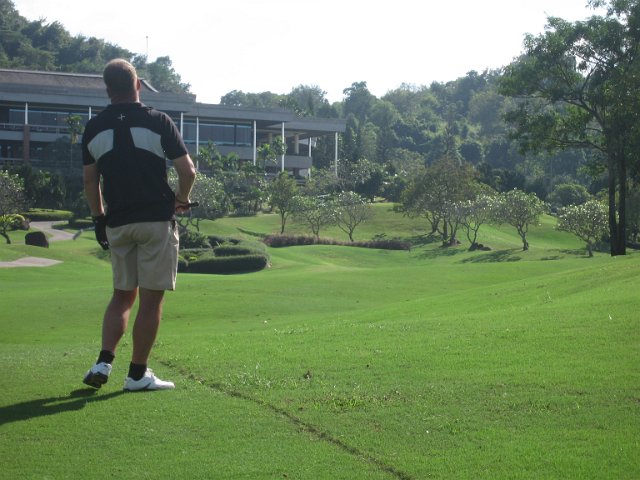 IMG_4950.JPG - Viimeinen väylä, ja kaunista on, ei helppo 430 metriä ylämäkeen par4