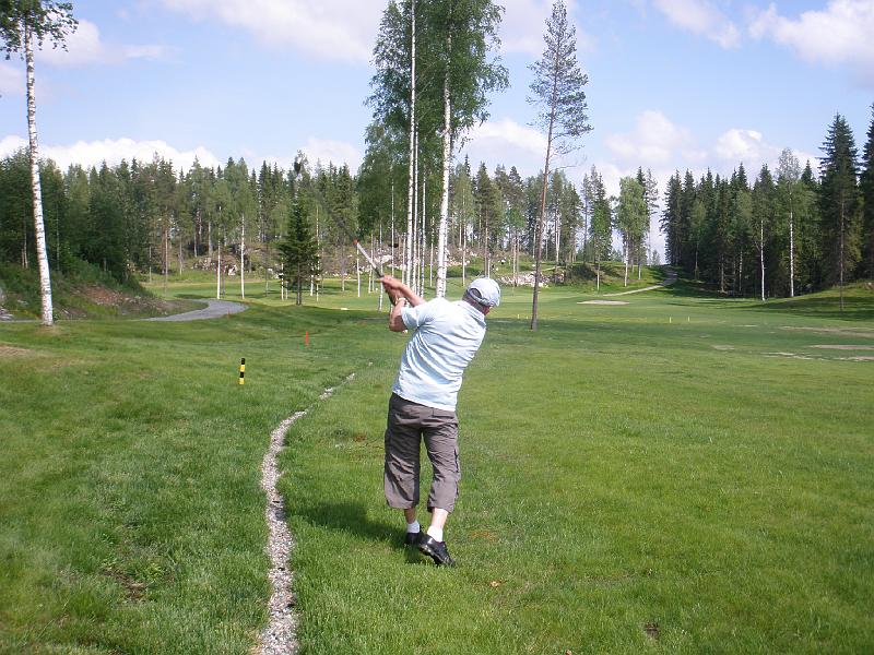 P6140100.JPG - koivuun se kapsahti ja tuli takaisinpäin, mutta väylälle :-)