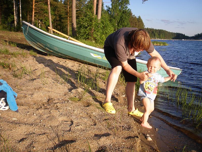 P6140111.JPG - Janne kokeilee onko kylmää vettä